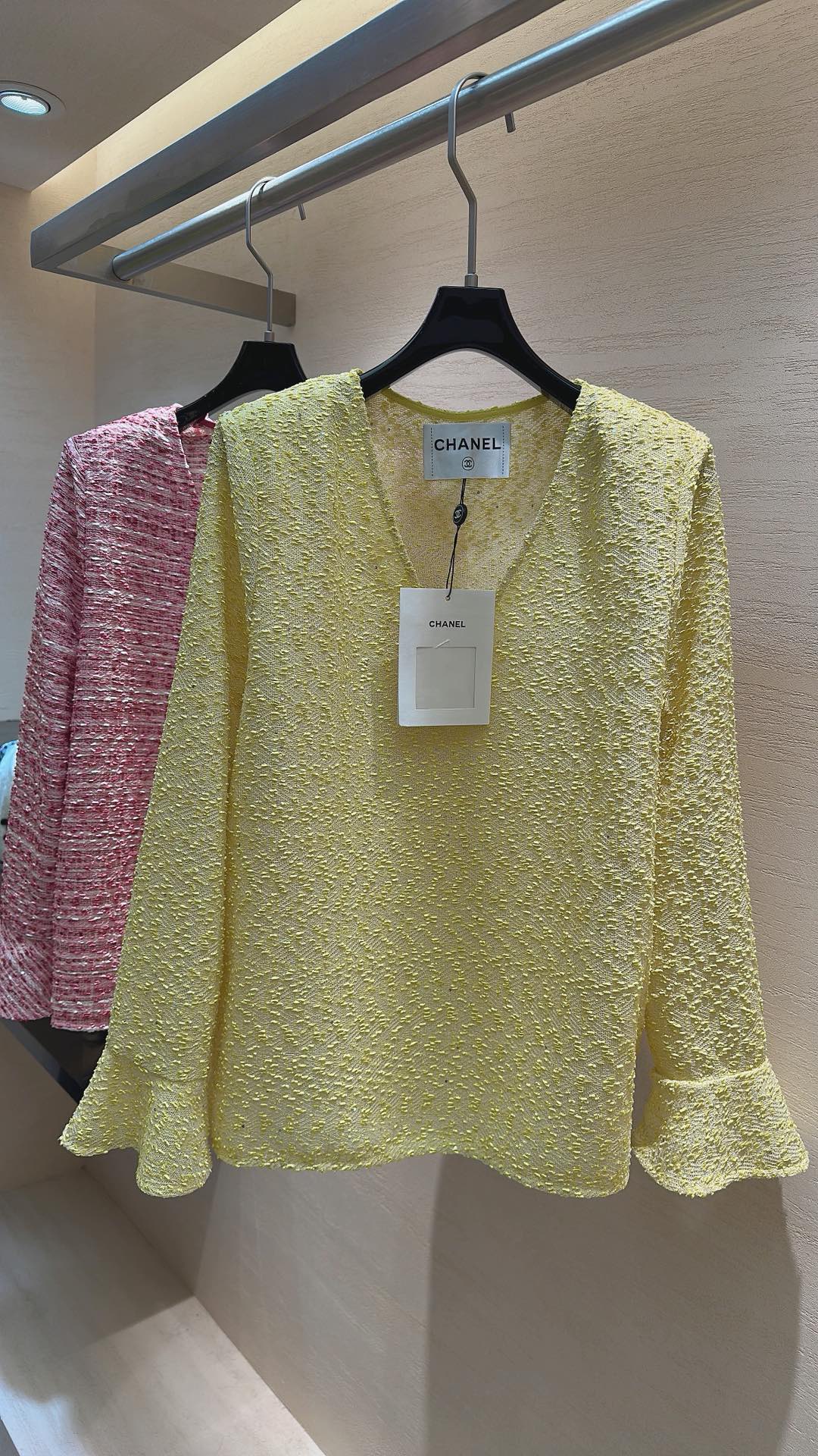 NO:722356,CHANE* Sunshine in Spring: The three-dimensional diamond texture dazzles in the sun. The V-neck + slightly flared cuffs directly fill the atmosphere, and the spring vitality is captured!  Size 36 38 40, Chanel-clothing,chanel,chanel,19860909CHANE*春日里的阳光 立体碎钻肌理在阳光下blingbling的,V领+微喇袖口直接把氛围感拉满,春日元气感拿捏了！码数36 38 40,香奈儿-服装,chanel,chanel,,Women's clothing