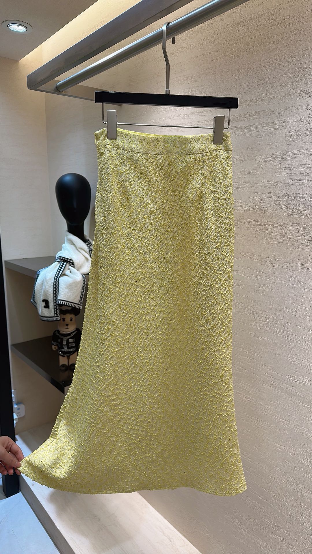 NO:722354,Lemon Diamond Texture Fishtail Skirt is the same series of three-dimensional textured fabrics. The surface is covered with fine 'diamond' particles, which reflect a fine luster under the light. The fresh lemon yellow has its own vitality filter, which is soft and skin-friendly without losing stiffness, and has a perfect drape.  The high waist and hip fishtail cut spreads naturally from the crotch, perfectly outlines the waist and hip curves, and modifies the legs to make them more slender; the invisible zipper design in the back takes into account both sophistication and ease of putting on and taking off. Size 36 38 40, Chanel - Clothing, chanel, skirts,19860909柠檬碎钻肌理鱼尾半裙 同系列立体肌理面料,表面布满细密的“碎钻”颗粒,在光下折射出细碎光泽；清新的柠檬黄自带元气滤镜,软糯亲肤却不失挺括度,垂坠感满分. 高腰包臀鱼尾剪裁,从胯部开始自然散开,完美勾勒腰臀曲线,修饰腿型更显修长；后中隐形拉链设计,兼顾精致度与穿脱便捷性. 码数36 38 40,香奈儿-服装,chanel,skirts,,Women's clothing