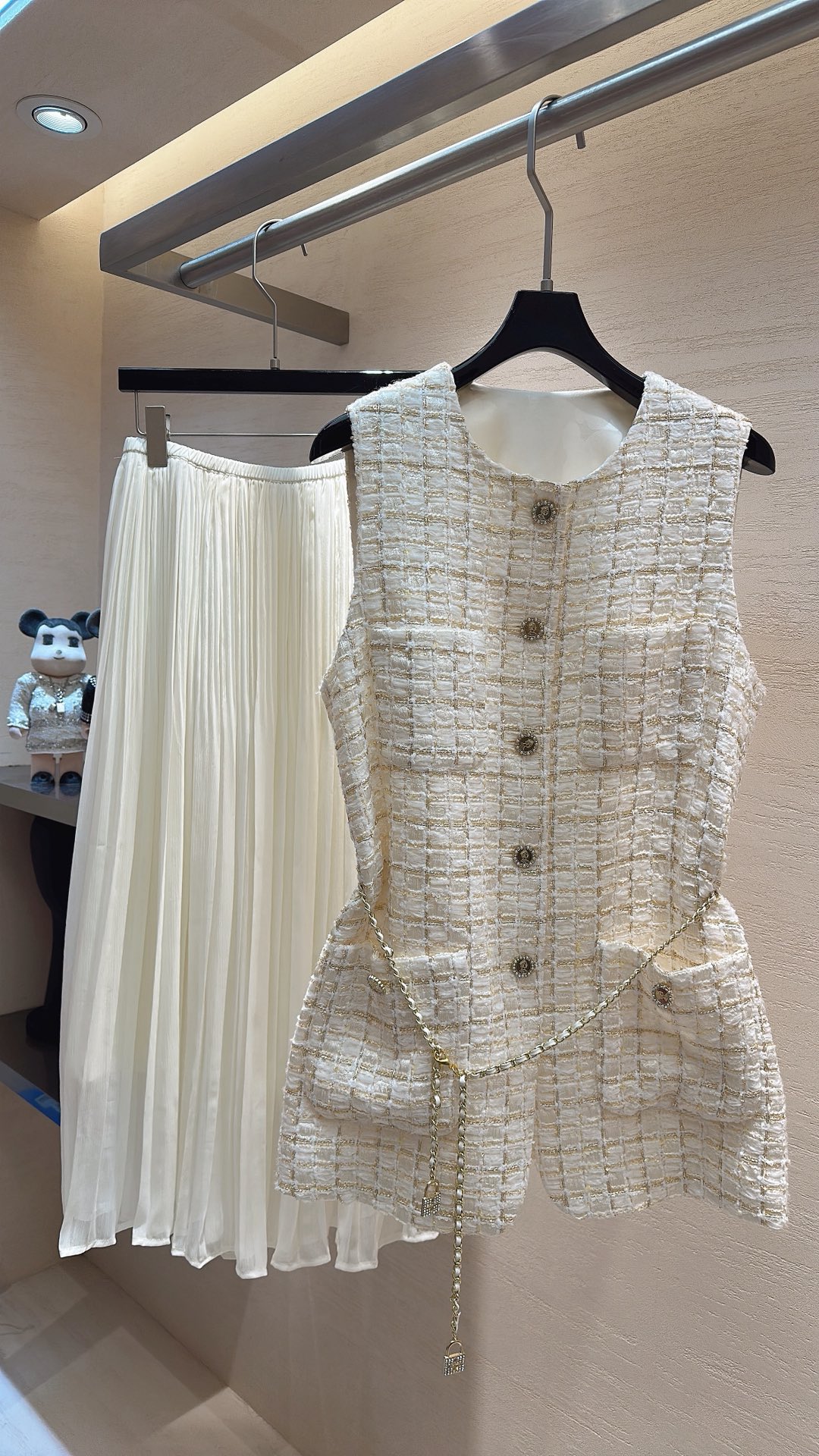 NO:778723,Light luxury texture style. Customized gilt tweed. The gold interwoven plaid texture glows with delicate luster under the light, giving it a sense of nobility. The sleeveless round neck cut neatly modifies the shoulder and neck lines. It can hold the whole scene when worn alone or layered. The front metal buttons and pocket details reproduce the classic small fragrance code number 36 38 40, Chanel - Clothing, chanel,19860909轻奢质感风 定制鎏金粗花呢  金丝交织格纹肌理,在光线下泛着细腻光泽,自带富家千金的矜贵感. 无袖圆领剪裁,利落修饰肩颈线条,单穿叠穿都能hold住全场 前襟金属纽扣与口袋细节,复刻经典小香风骨 码数36 38 40,香奈儿-服装,chanel,,Women's clothing