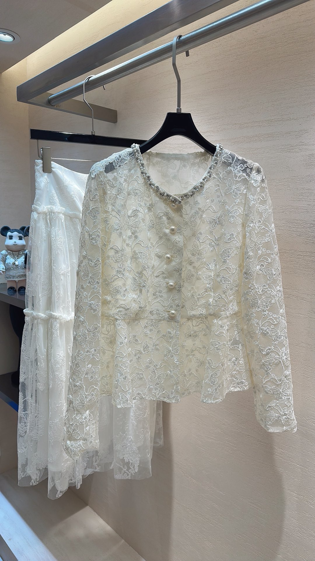 NO:778729,Butterfly embroidery waist top, heavy-duty butterfly lace silver thread embroidery is selected, transparent and delicate, with a hazy soft light filter. The round neck is decorated with pearls and rhinestones, which improves the sophistication of the outfit in one second. A single row of pearl buttons runs through the front, echoing the neckline details, retro and elegant; the hem is cut with ruffles, cleverly modifying the waist and abdomen lines, hiding the flesh and showing slimming. Size 36 38 40, Chanel - Clothing, chanel,19860909蝶舞刺绣收腰上衣 甄选重工蝴蝶蕾丝银线刺绣 通透又精致,自带朦胧柔光滤镜. 圆领镶满珍珠水钻饰边,一秒提升穿搭精致度. 单排珍珠纽扣贯穿前襟,与领口细节呼应,复古又优雅；下摆荷叶边剪裁,巧妙修饰腰腹线条,藏肉显瘦.  码数36 38 40,香奈儿-服装,chanel,,Women's clothing