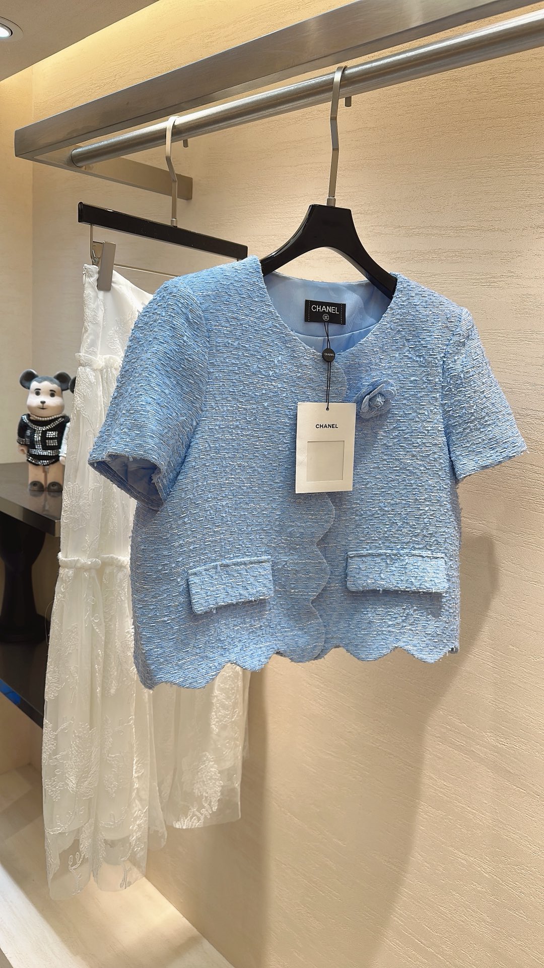 NO:778689,CHANE* fresh wavy edge short top, classic round neck + wavy placket and hem, soften the toughness of the little fragrance, smart and age-reducing, inadvertently revealing the girlishness. The hand-sewn camellia brooch is Chanel's iconic romantic symbol, pinned at the skirt, giving elegance a concrete expression. Code number 36 38 40, Chanel - Clothing, chanel, chanel, brooch, breastpin,19860909CHANE*清新波浪边短上衣 经典圆领+波浪门襟与下摆,柔化了小香风的硬朗感,灵动又减龄,不经意间流露少女感. 手工缝制山茶花胸针,是香奈儿标志性的浪漫符号,别在衣襟处,让优雅有了具象的表达.码数36 38 40,香奈儿-服装,chanel,chanel,brooch，breastpin,,Women's clothing