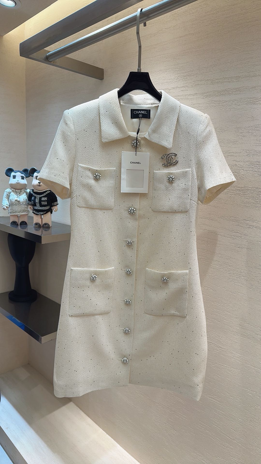NO:778694,CHANE* light luxury lady style, high quality, classic shirt collar + short-sleeved tailoring, neatly modify the shoulder and neck lines, retro and capable, waist-cinching straight version, cleverly modify the body shape, good fit, size 36 38 40, Chanel - clothing, chanel, chanel, shirts, T-shirt,19860909CHANE*轻奢名媛风 高品质 经典衬衫领+短袖剪裁,利落修饰肩颈线条,复古又干练 收腰直筒版型,巧妙修饰身形,版型贼好 码数36 38 40,香奈儿-服装,chanel,chanel,shirts,T-shirt,,Women's clothing