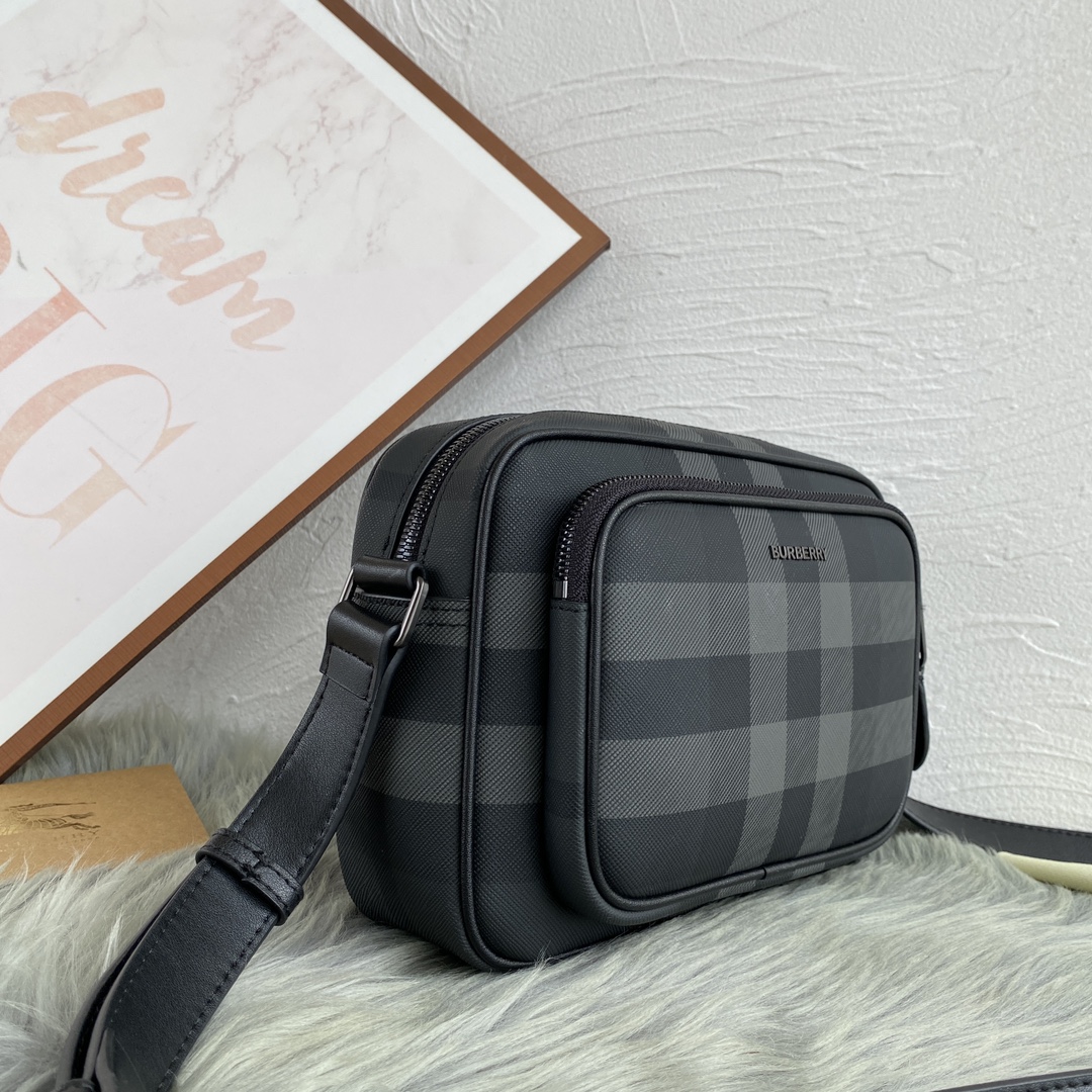 ，【B家顶级原单】精纺 Burberry 格纹
可调式皮革斜背带
手绘涂漆边缘
光泽金属配件
正面饰有 