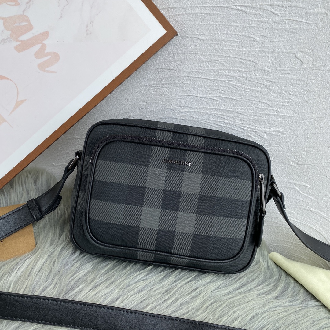 ，【B家顶级原单】精纺 Burberry 格纹
可调式皮革斜背带
手绘涂漆边缘
光泽金属配件
正面饰有 