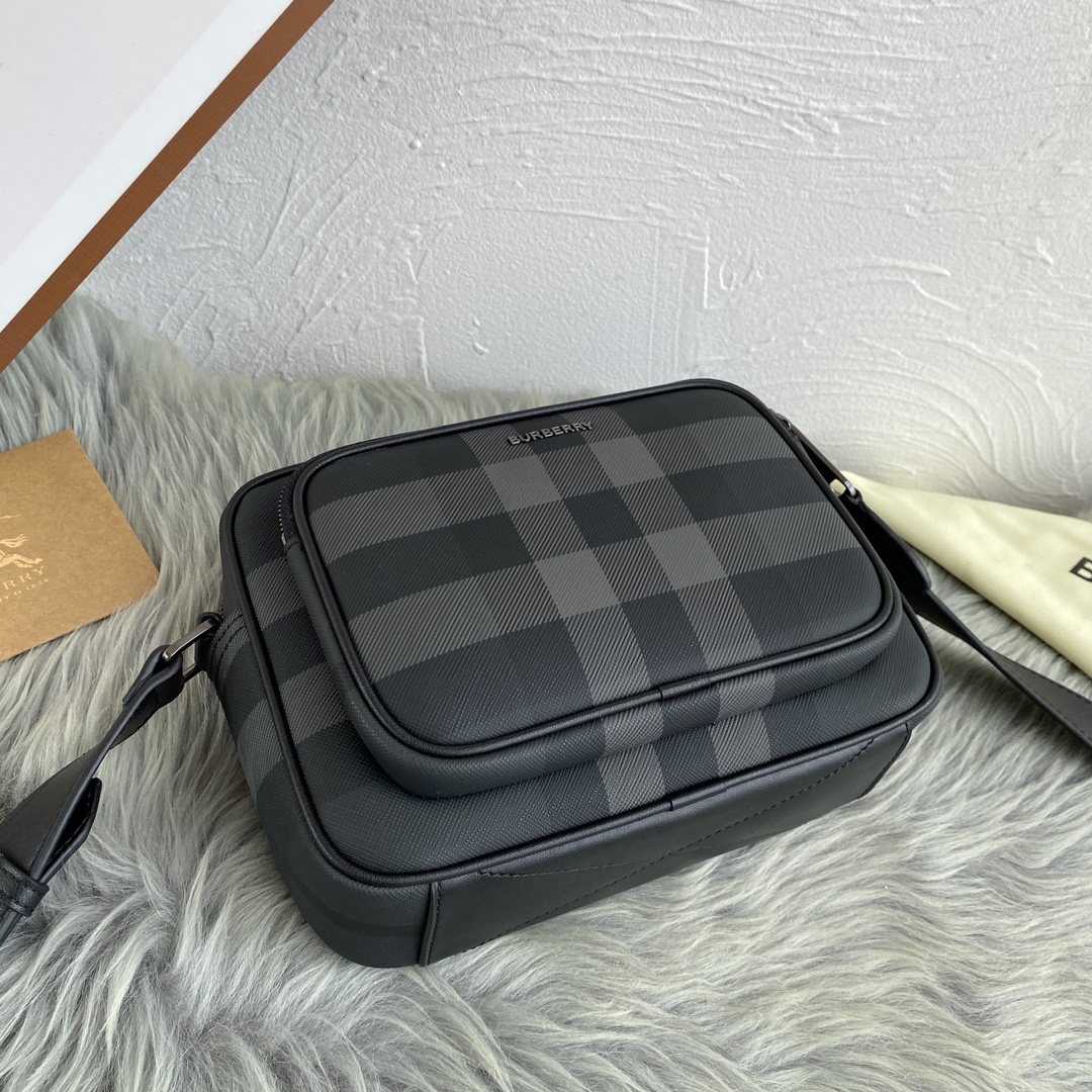 ，【B家顶级原单】精纺 Burberry 格纹
可调式皮革斜背带
手绘涂漆边缘
光泽金属配件
正面饰有 