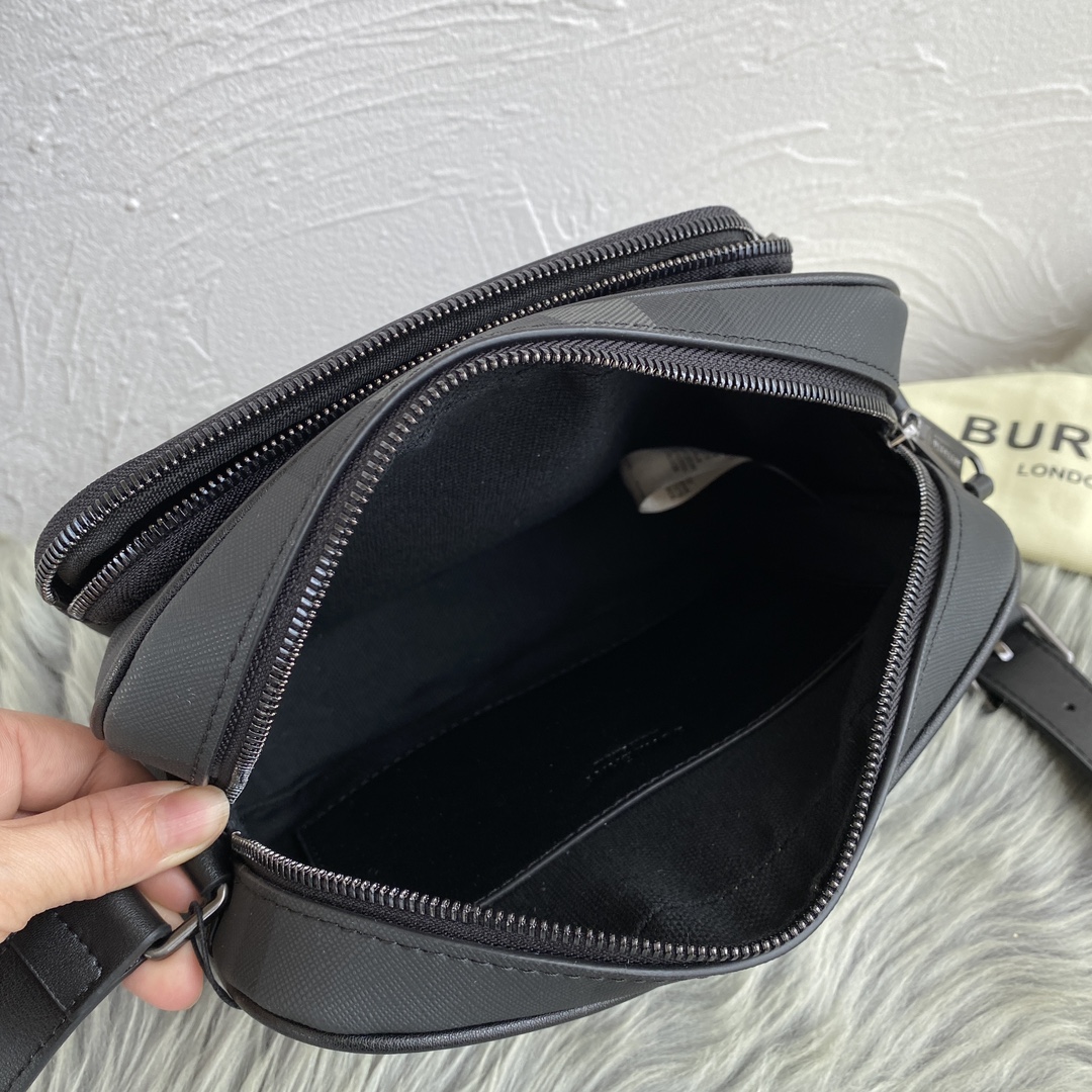 ，【B家顶级原单】精纺 Burberry 格纹
可调式皮革斜背带
手绘涂漆边缘
光泽金属配件
正面饰有 