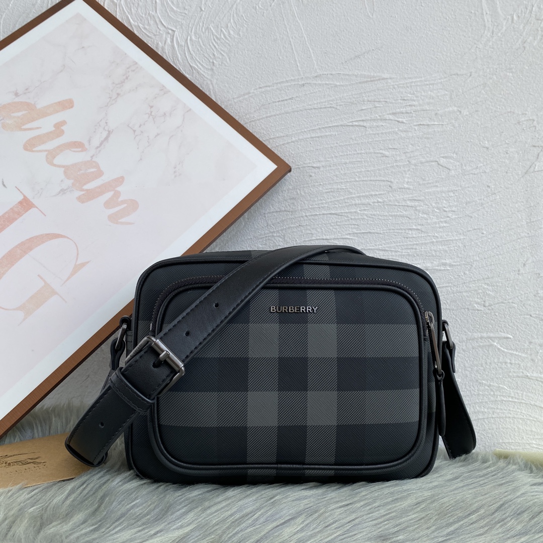 ，【B家顶级原单】精纺 Burberry 格纹
可调式皮革斜背带
手绘涂漆边缘
光泽金属配件
正面饰有 