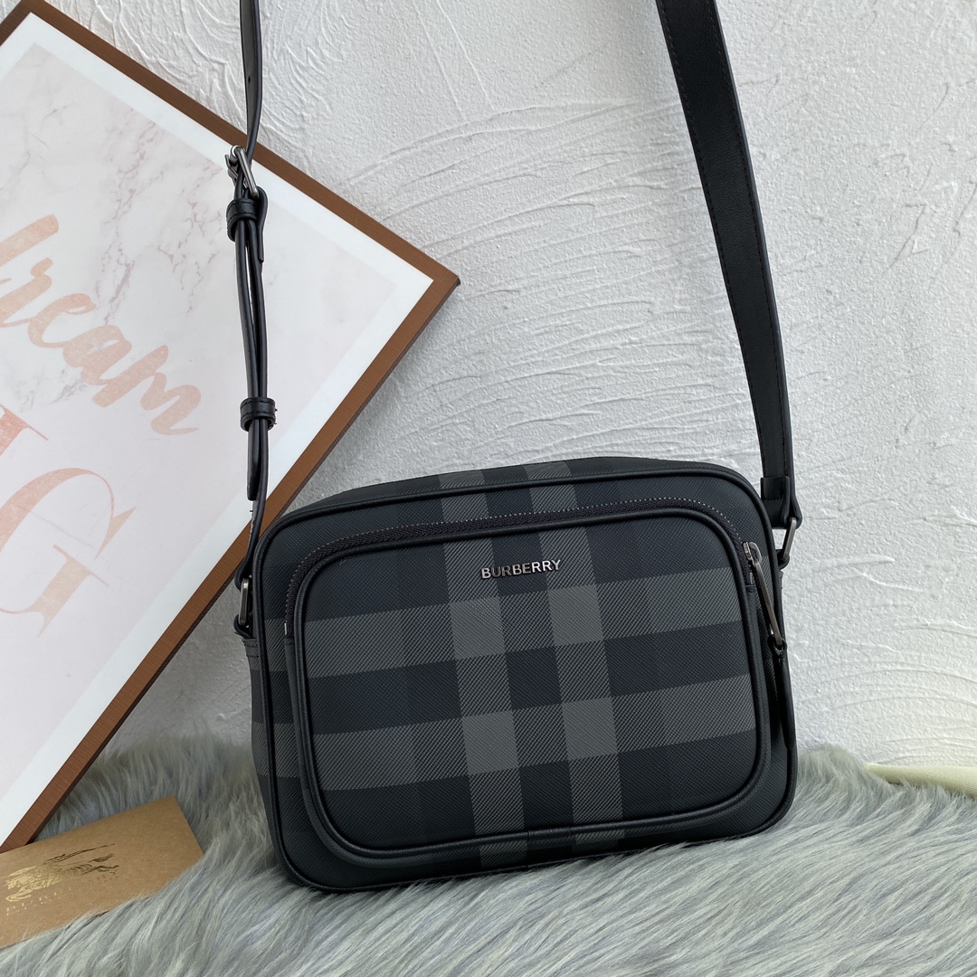 ，【B家顶级原单】精纺 Burberry 格纹
可调式皮革斜背带
手绘涂漆边缘
光泽金属配件
正面饰有 
