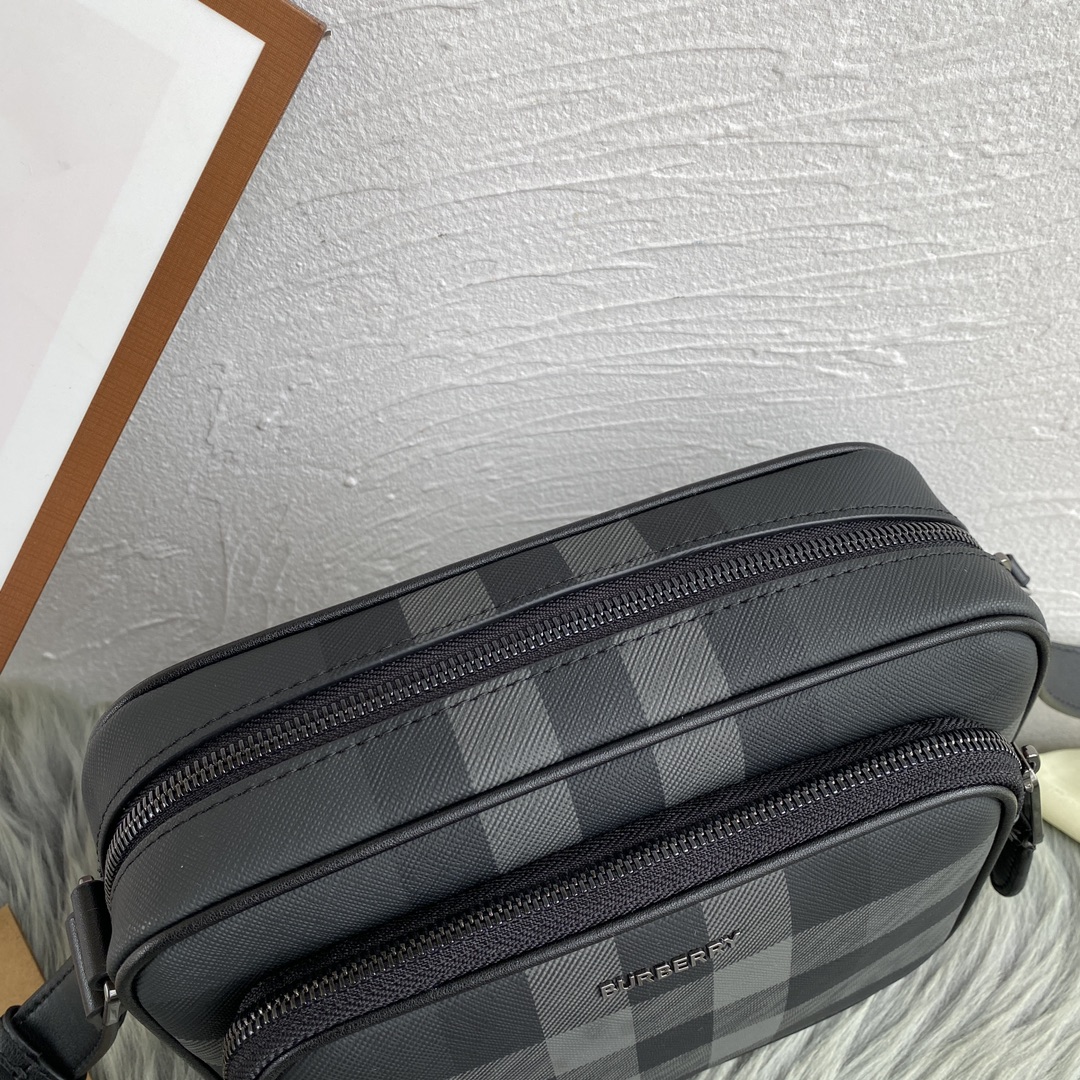 ，【B家顶级原单】精纺 Burberry 格纹
可调式皮革斜背带
手绘涂漆边缘
光泽金属配件
正面饰有 