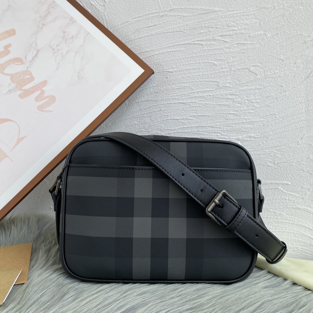 ，【B家顶级原单】精纺 Burberry 格纹
可调式皮革斜背带
手绘涂漆边缘
光泽金属配件
正面饰有 