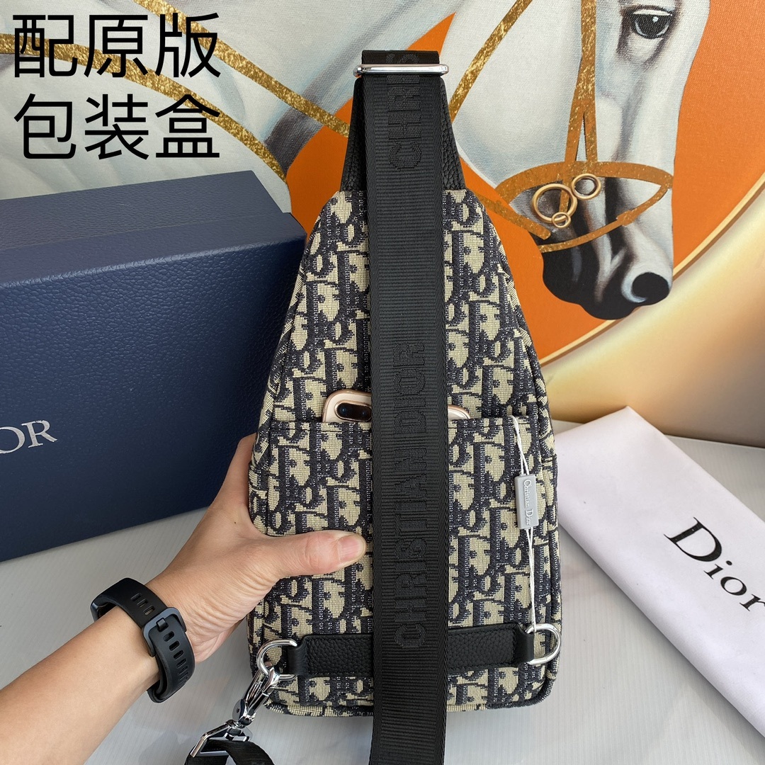 ,【配送原版包装盒】迪奥最新款式,男士胸包😄原单品质 采用进口布料材质轻便,舒适,质感柔滑,手感细腻 高