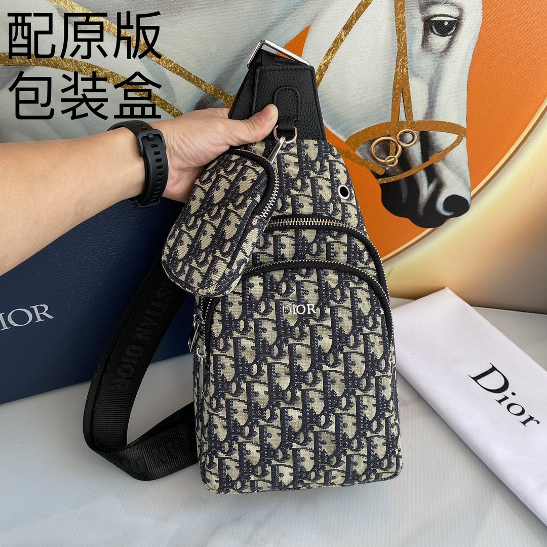 ,【配送原版包装盒】迪奥最新款式,男士胸包😄原单品质 采用进口布料材质轻便,舒适,质感柔滑,手感细腻 高