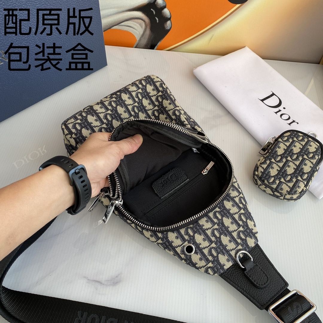,【配送原版包装盒】迪奥最新款式,男士胸包😄原单品质 采用进口布料材质轻便,舒适,质感柔滑,手感细腻 高