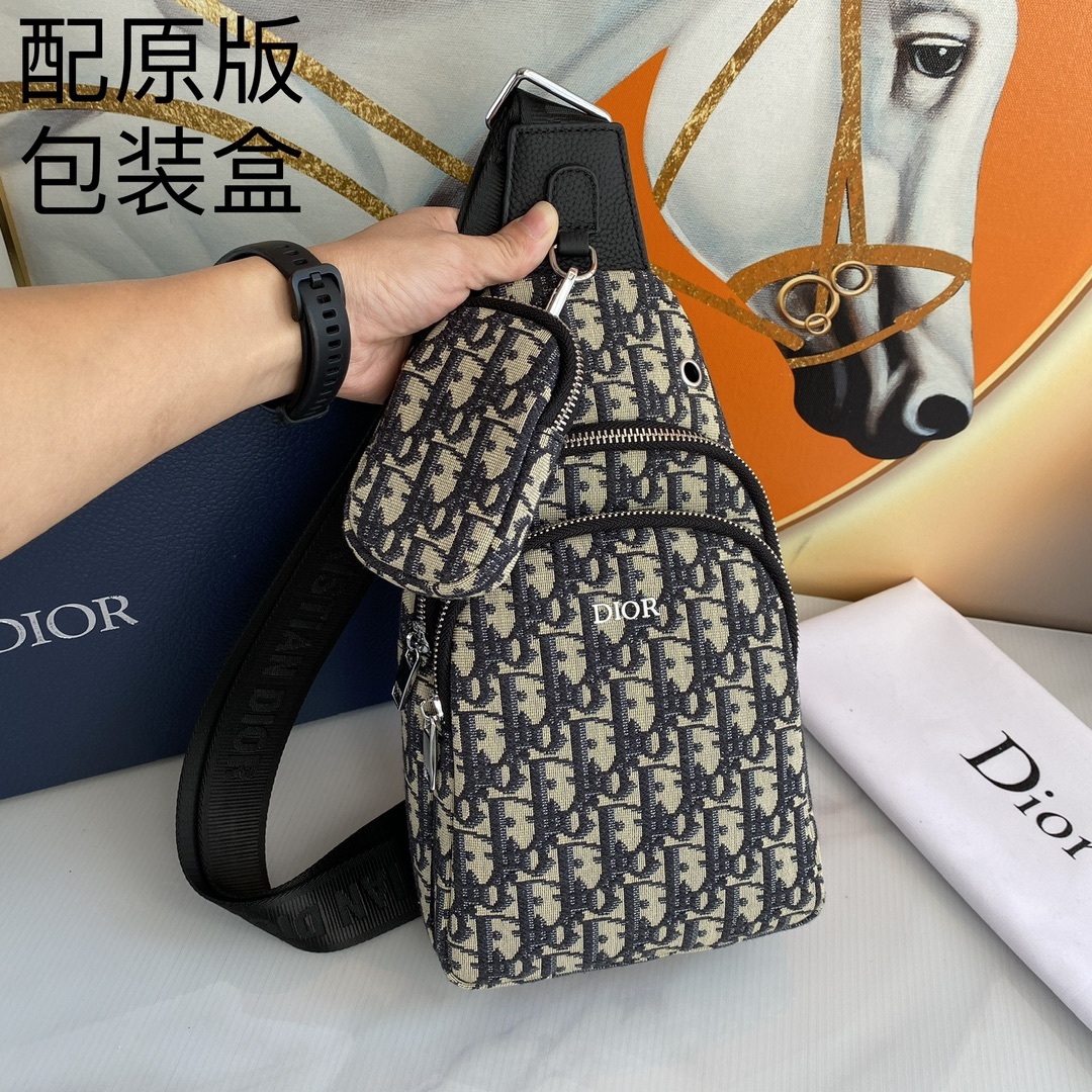 ,【配送原版包装盒】迪奥最新款式,男士胸包😄原单品质 采用进口布料材质轻便,舒适,质感柔滑,手感细腻 高