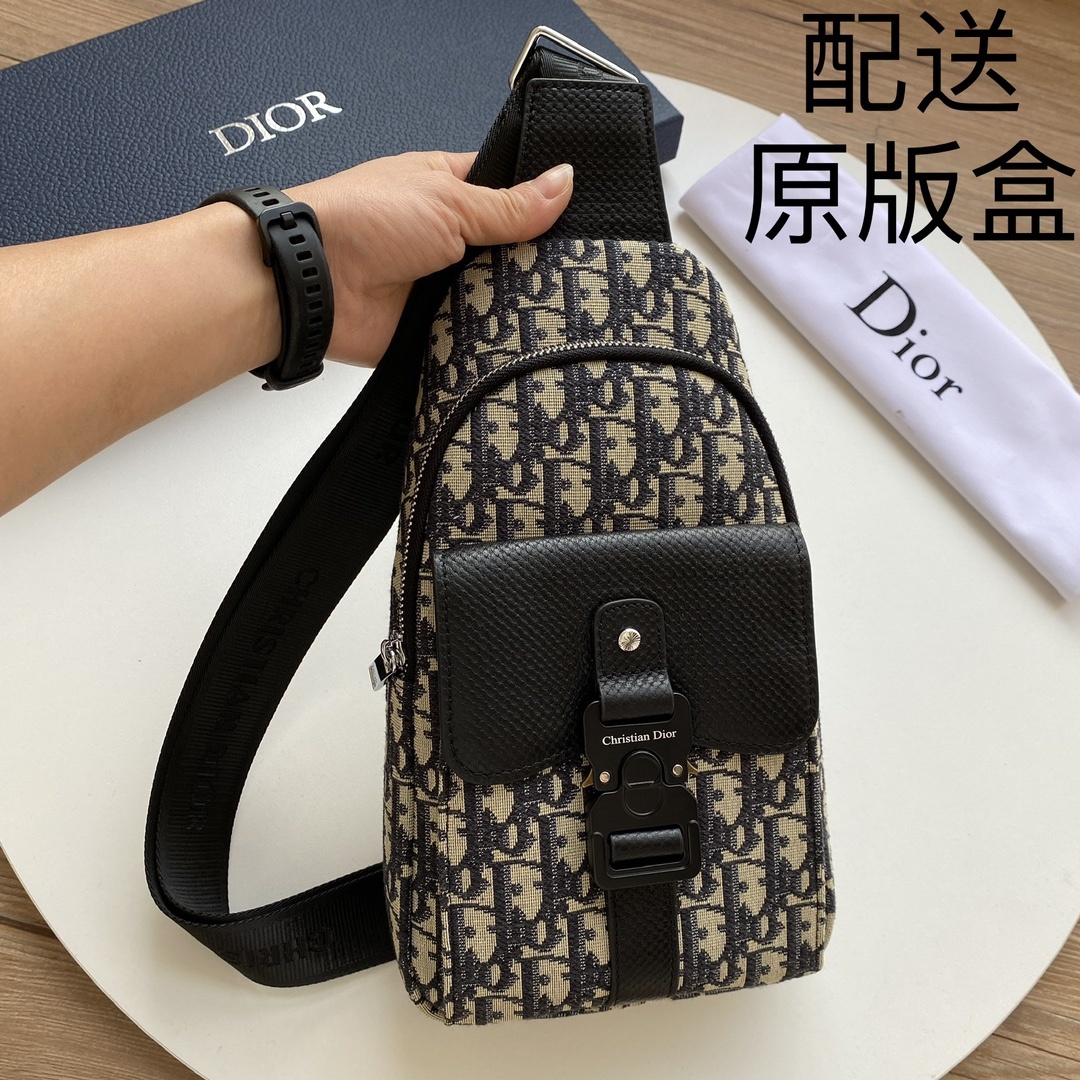 【配送原版包装盒】,最新款式,男士胸包😄原单品质 采用进口材质轻便,舒适,质感柔滑,手感细腻 高贵五金