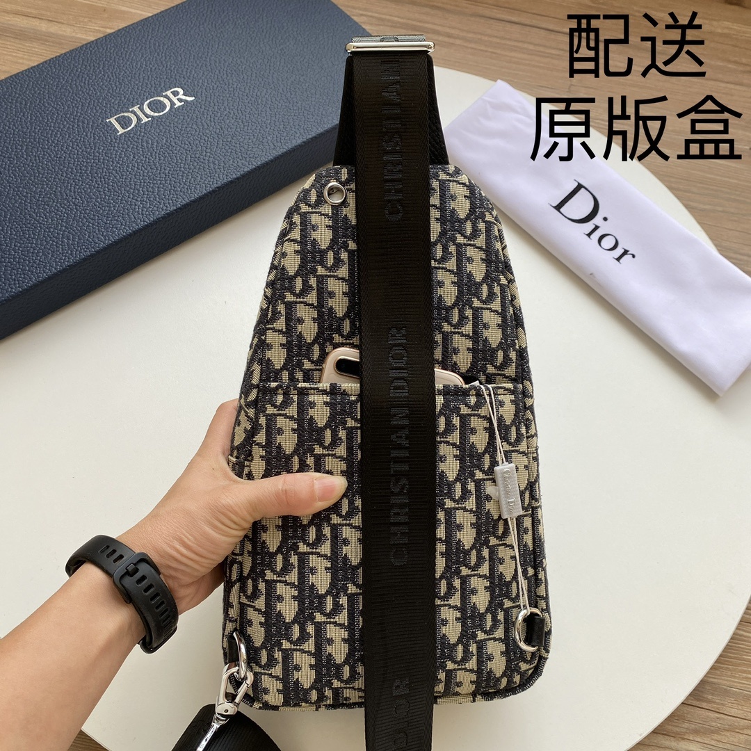 【配送原版包装盒】,最新款式,男士胸包😄原单品质 采用进口材质轻便,舒适,质感柔滑,手感细腻 高贵五金