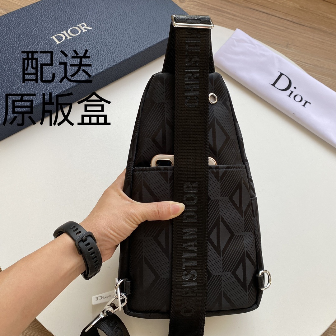 【配送原版包装盒】,DIOR男士最新款胸包-原版品质,男神必备😍😍实用性非常全面 ,空间大,顶级原版牛皮
