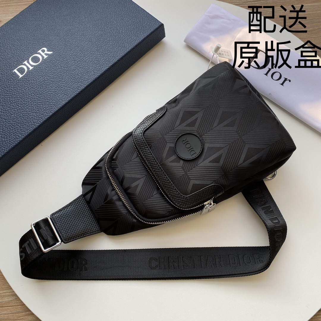 【配送原版包装盒】,DIOR男士最新款胸包-原版品质,男神必备😍😍实用性非常全面 ,空间大,顶级原版牛皮