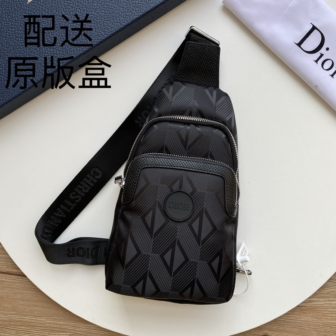 【配送原版包装盒】,DIOR男士最新款胸包-原版品质,男神必备😍😍实用性非常全面 ,空间大,顶级原版牛皮