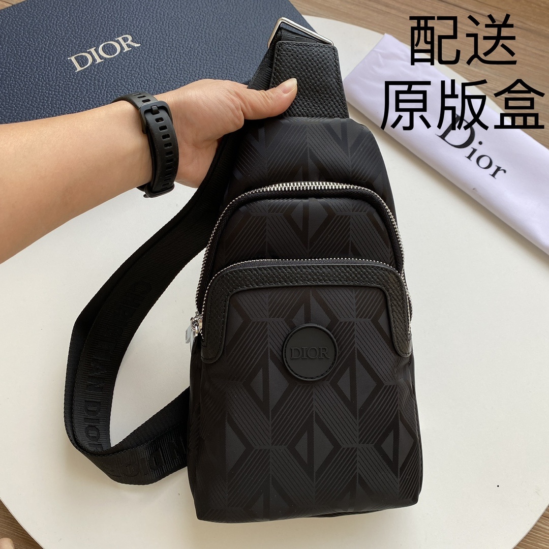 【配送原版包装盒】,DIOR男士最新款胸包-原版品质,男神必备😍😍实用性非常全面 ,空间大,顶级原版牛皮