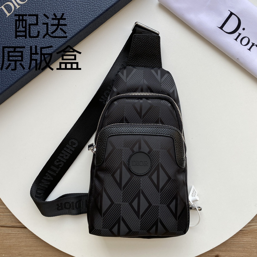 【配送原版包装盒】,DIOR男士最新款胸包-原版品质,男神必备😍😍实用性非常全面 ,空间大,顶级原版牛皮