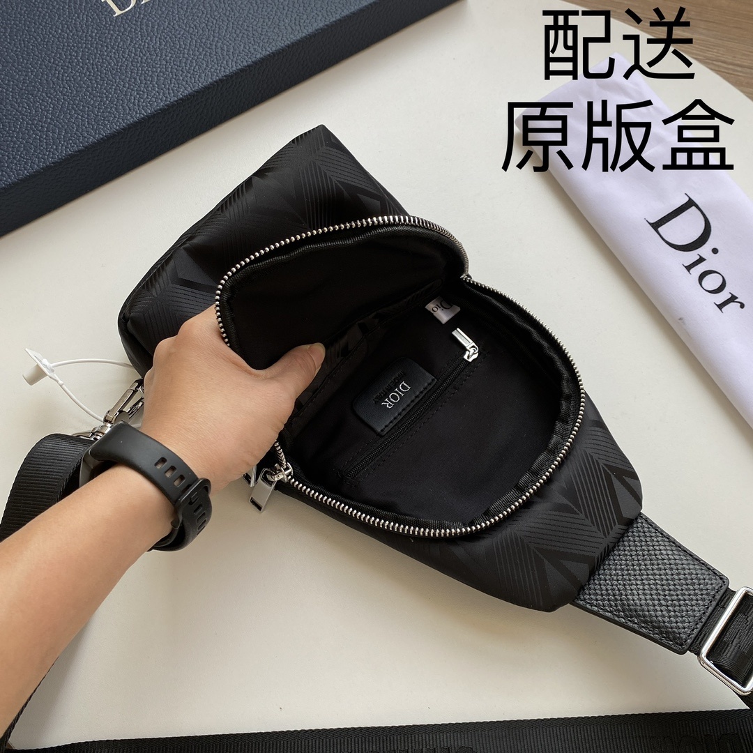 【配送原版包装盒】,DIOR男士最新款胸包-原版品质,男神必备😍😍实用性非常全面 ,空间大,顶级原版牛皮