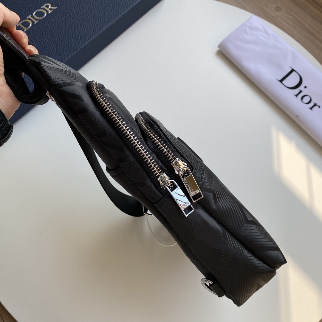 【配送原版包装盒】,DIOR男士最新款胸包-原版品质,男神必备😍😍实用性非常全面 ,空间大,顶级原版牛皮