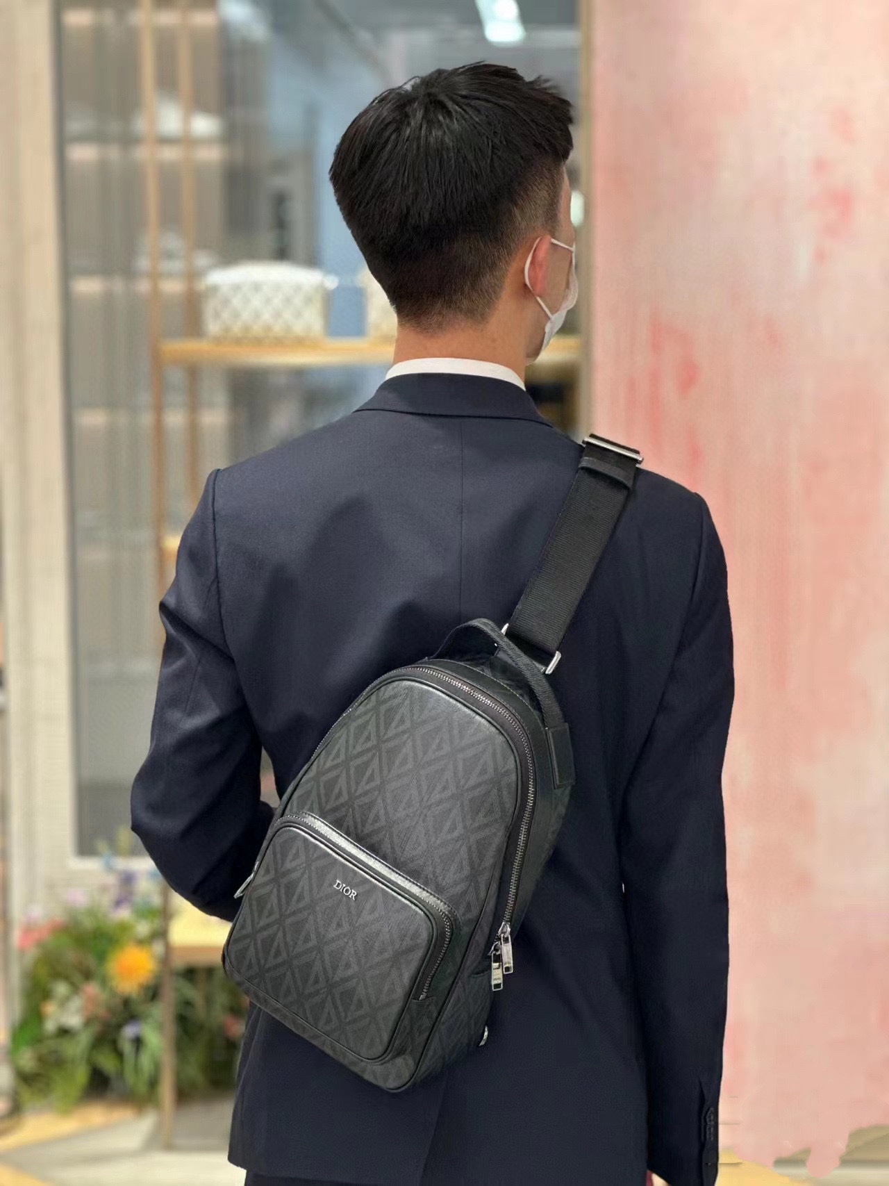 ，这款迷你 Rider单肩包灵感源自Rider双肩背包的设计，廓形实用。采用迪奥黑帆布精心制作，饰以CD
