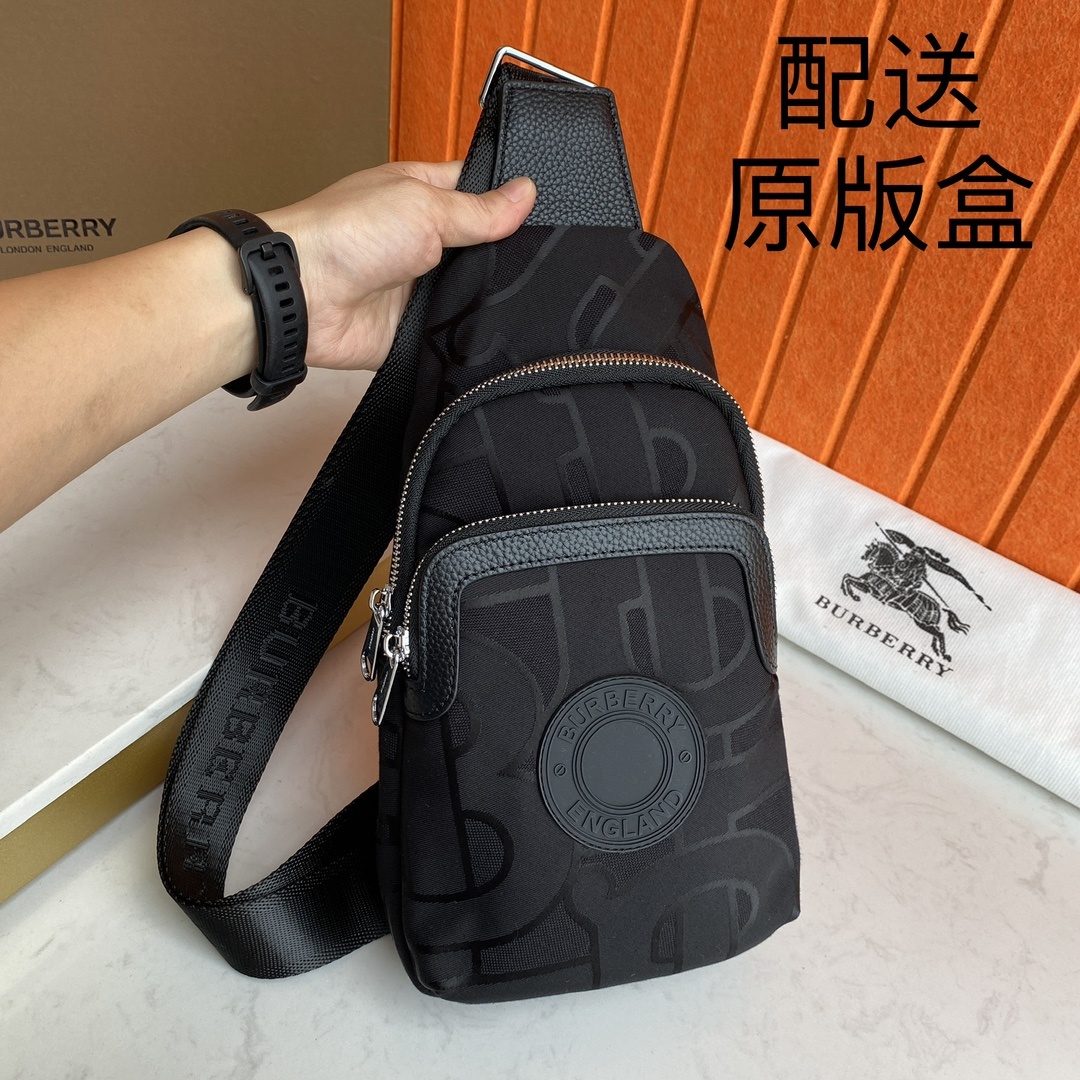 ,B家,【配送原版包装盒】最新款男士胸包-原版品质,男神必备😍😍实用性非常全面 ,空间大,顶级原版牛皮⚠