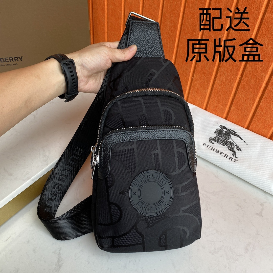 ,B家,【配送原版包装盒】最新款男士胸包-原版品质,男神必备😍😍实用性非常全面 ,空间大,顶级原版牛皮⚠