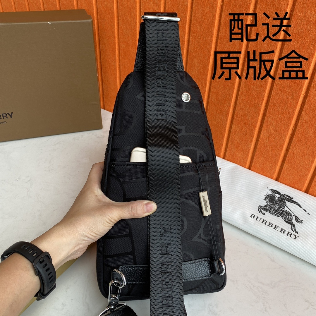 ,B家,【配送原版包装盒】最新款男士胸包-原版品质,男神必备😍😍实用性非常全面 ,空间大,顶级原版牛皮⚠
