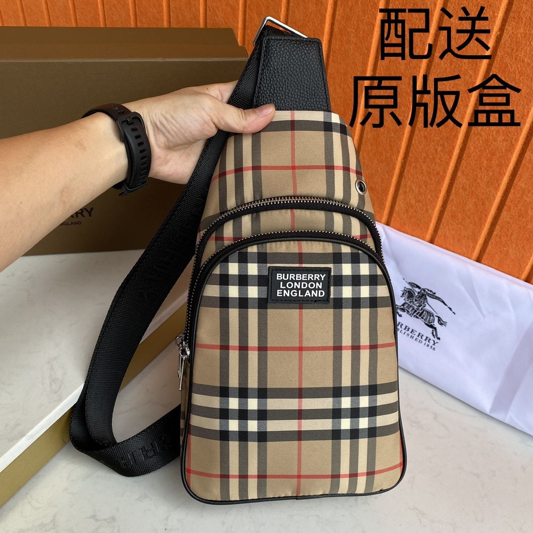 ,🌹醉流行风格,焕新选用由再生聚酯纤维和棉质纱线制成的面料打造,专属标识图案提花,搭配标志性条纹网纹面料