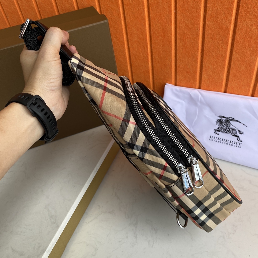 ,🌹醉流行风格,焕新选用由再生聚酯纤维和棉质纱线制成的面料打造,专属标识图案提花,搭配标志性条纹网纹面料