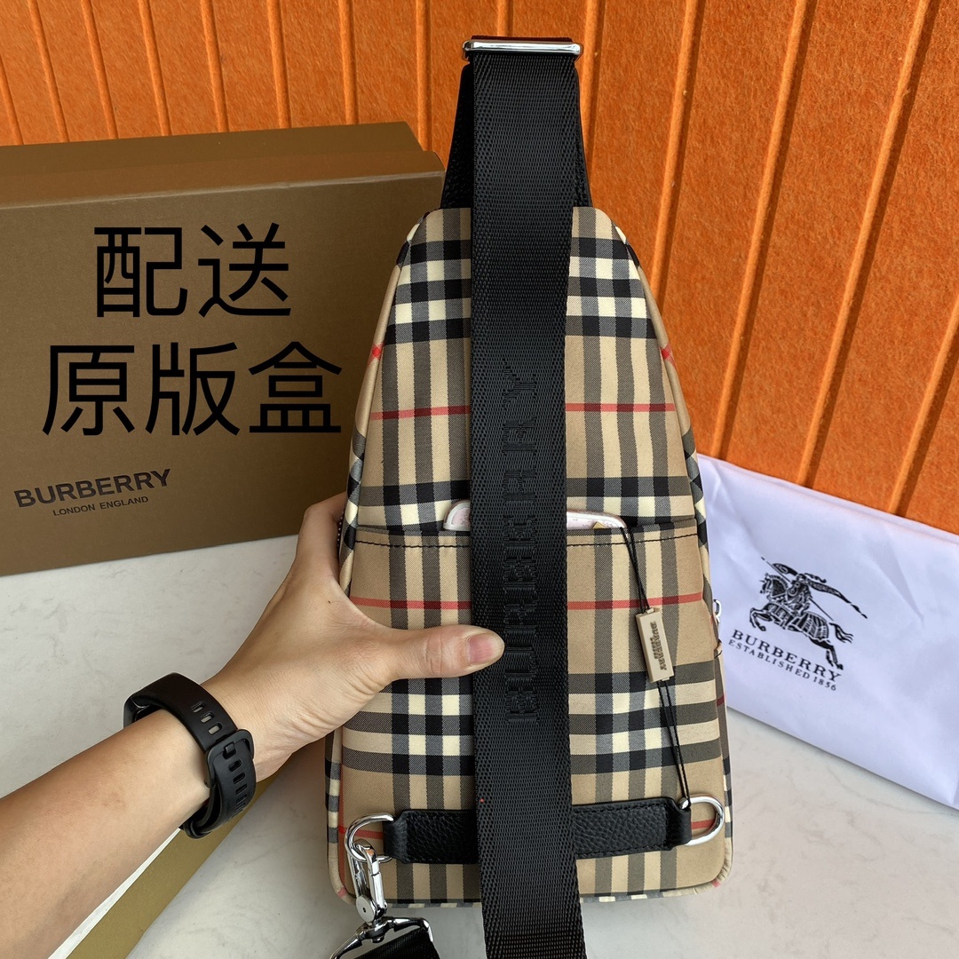 ,🌹醉流行风格,焕新选用由再生聚酯纤维和棉质纱线制成的面料打造,专属标识图案提花,搭配标志性条纹网纹面料