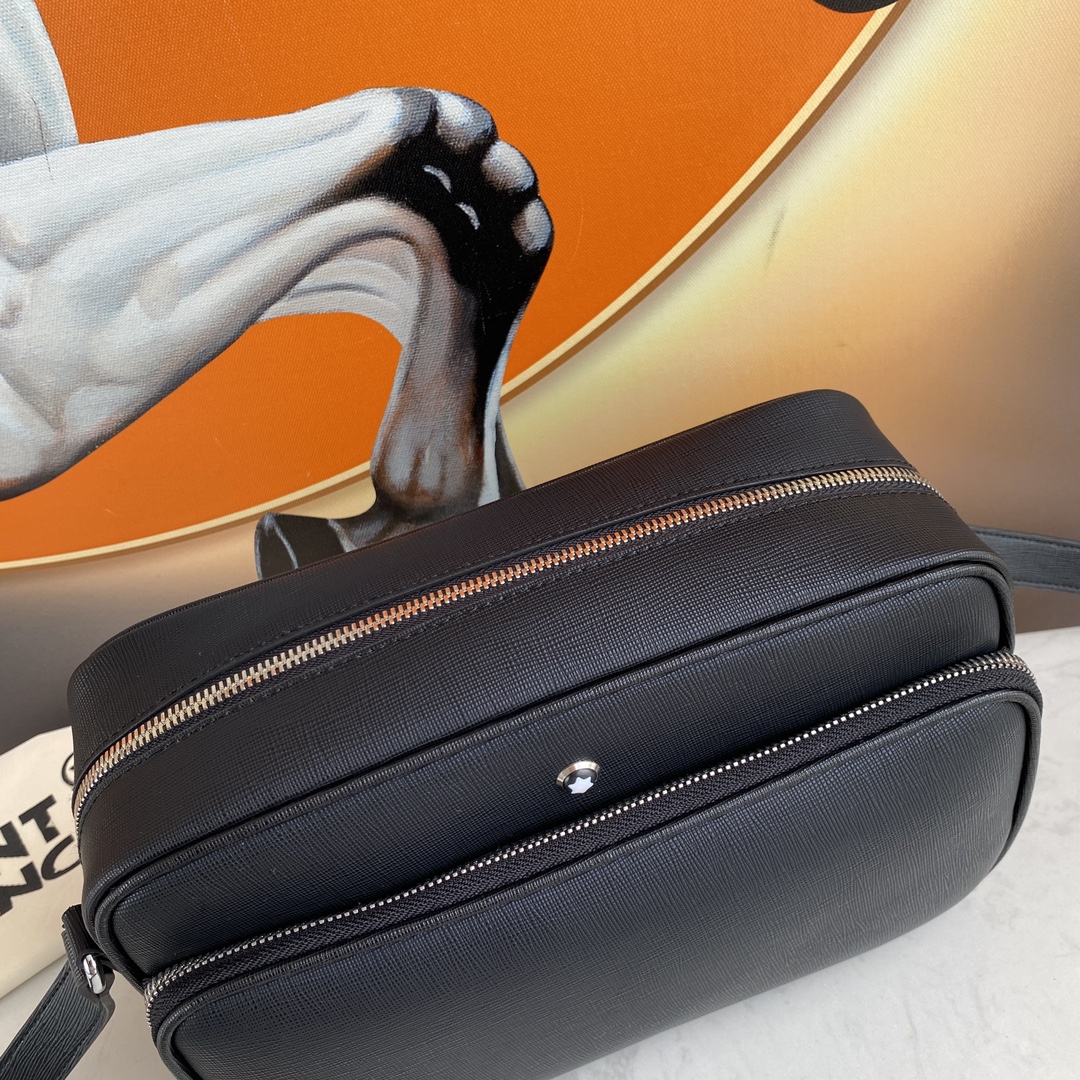 ，MONTBLANC 全新万宝龙匠心系列邮差包 经典黑
型号：MB
材质：头层牛皮（原版皮）
款式：万宝