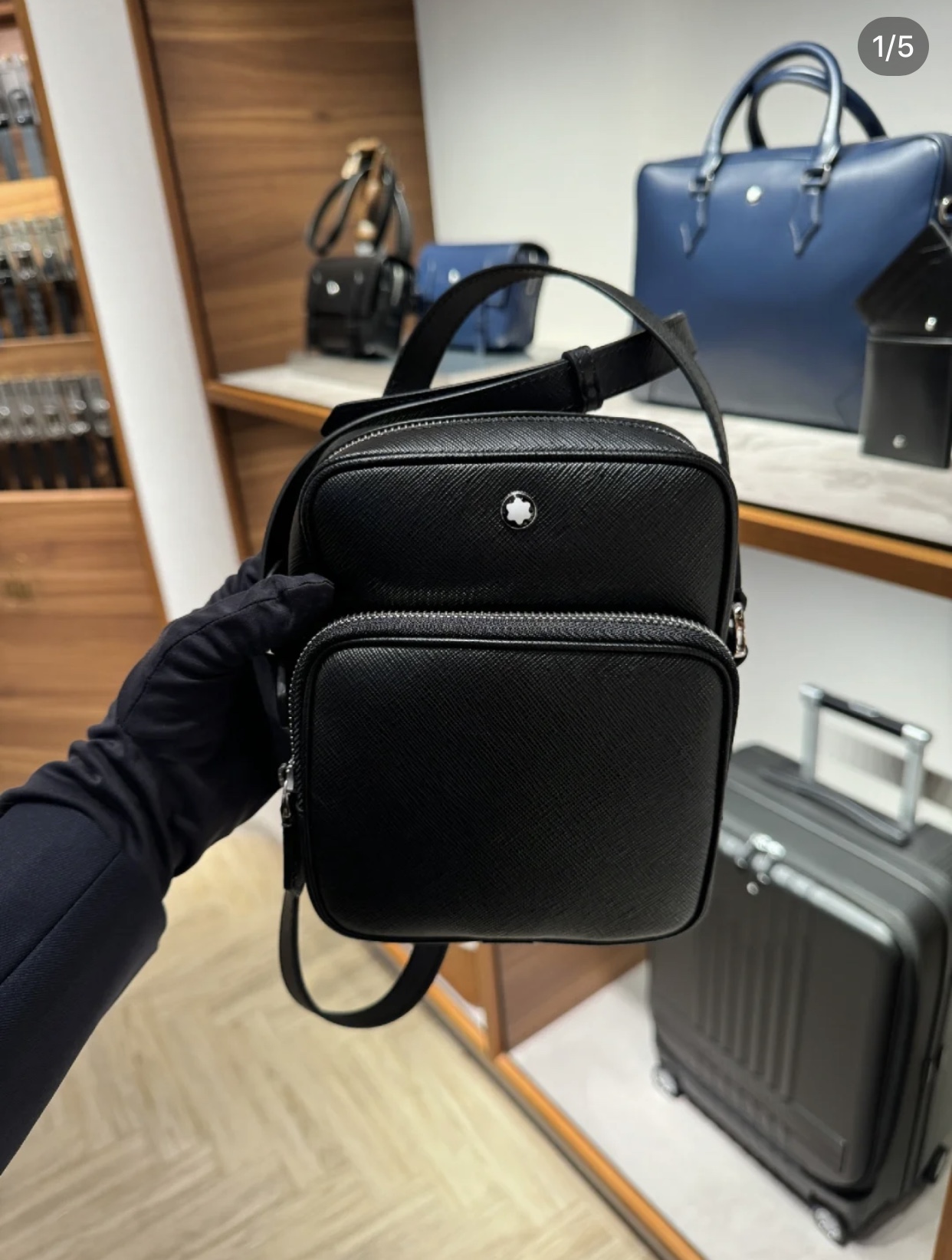 ，MONTBLANC 全新万宝龙匠心系列邮差包 经典黑
型号：MB
材质：头层牛皮（原版皮）
款式：万宝