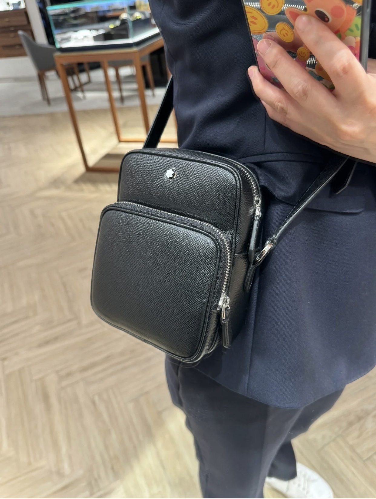 ，MONTBLANC 全新万宝龙匠心系列邮差包 经典黑
型号：MB
材质：头层牛皮（原版皮）
款式：万宝