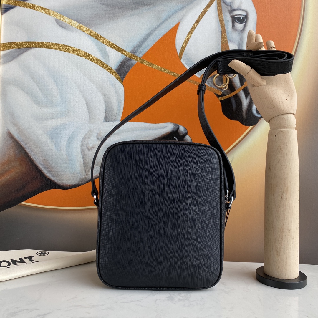 ，MONTBLANC 全新万宝龙匠心系列邮差包 经典黑
型号：MB
材质：头层牛皮（原版皮）
款式：万宝
