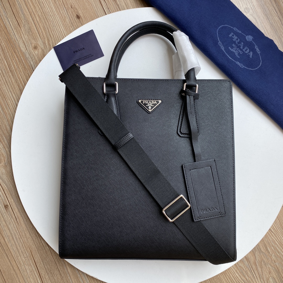 ，💥PRADA💥 💯2025最新爆款👿 🔥意大利十字纹进口牛皮💯色2025专柜同步新款男士商务手提包‼️