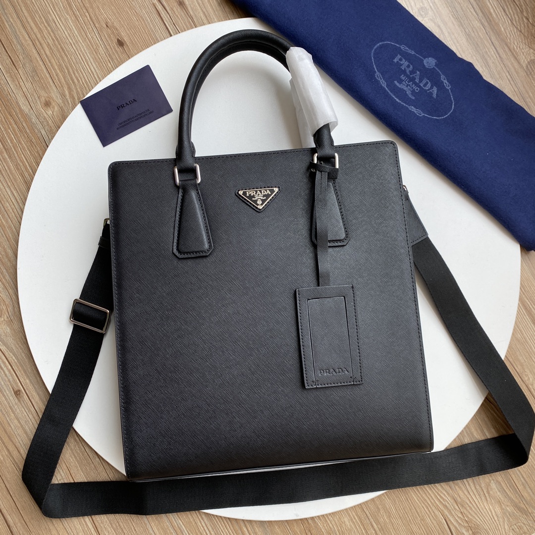 ，💥PRADA💥 💯2025最新爆款👿 🔥意大利十字纹进口牛皮💯色2025专柜同步新款男士商务手提包‼️