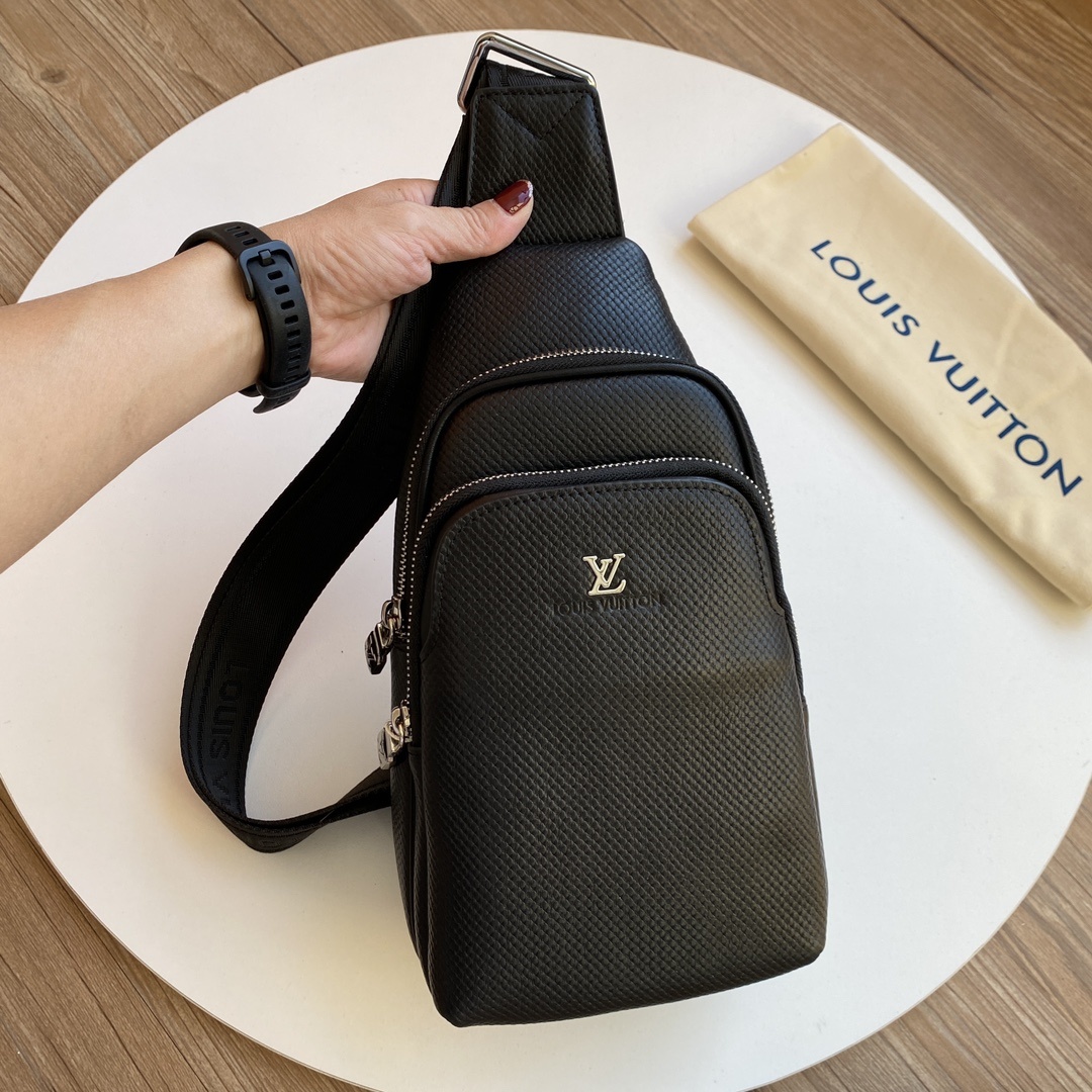 , 路易威登LV 男士最新款式,男士胸包😄原单品质 采用进口材质,轻便,舒适,质感柔滑,手感细腻 高贵五