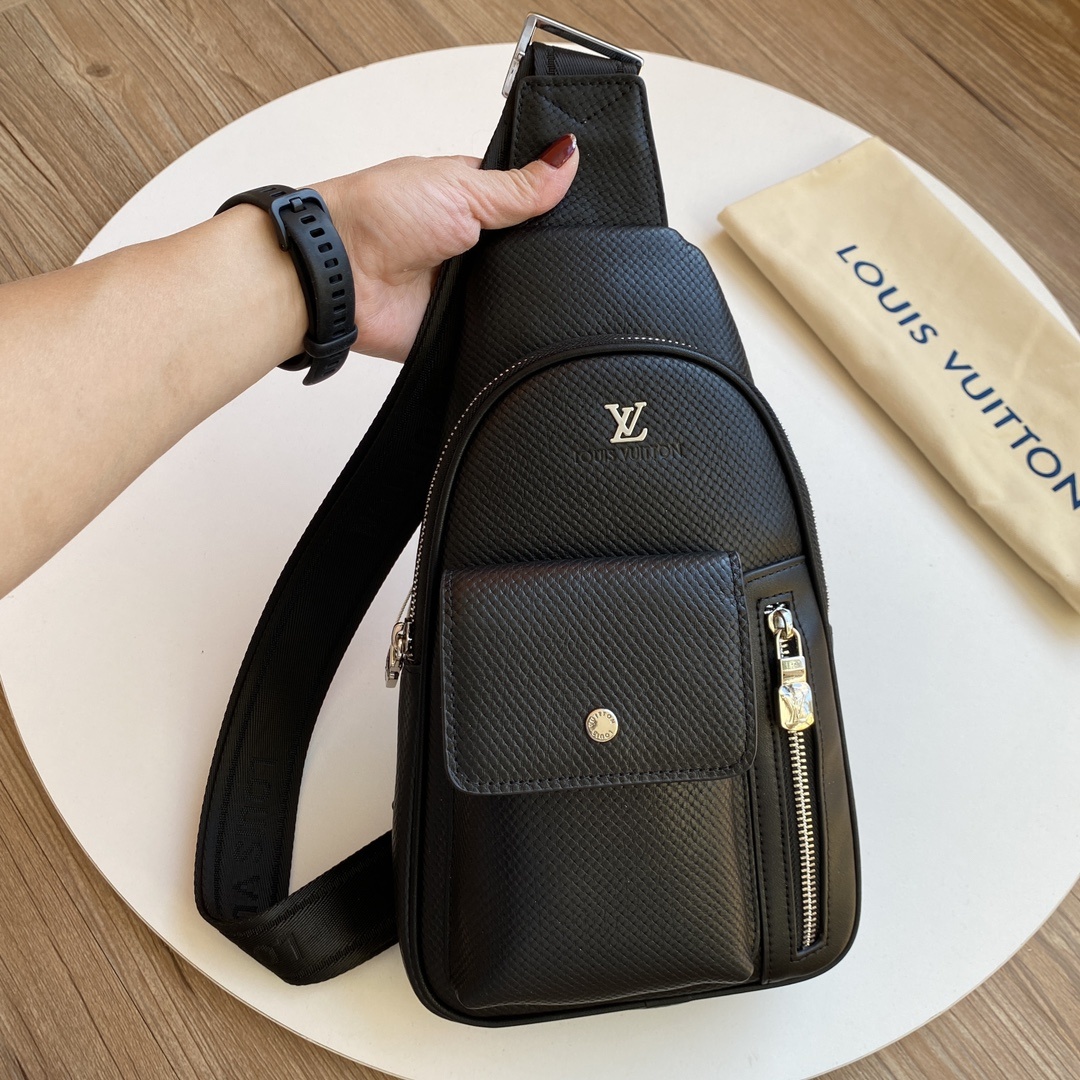 ,新款路易威登Lv胸包 进口牛皮配进口牛津布,顶级男士高端,原版皮。名师设计,资深裁缝✂️手感超赞👊上身