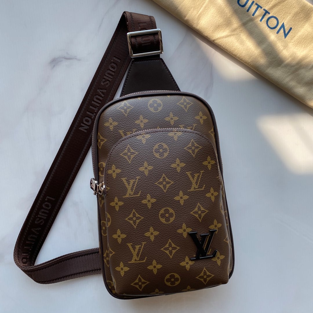 ,新款路易威登Lv胸包 进口台湾料配进口牛皮,顶级男士高端,原版皮。名师设计,资深裁缝✂️手感超赞👊上身