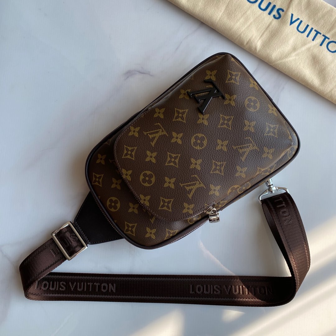 ,新款路易威登Lv胸包 进口台湾料配进口牛皮,顶级男士高端,原版皮。名师设计,资深裁缝✂️手感超赞👊上身