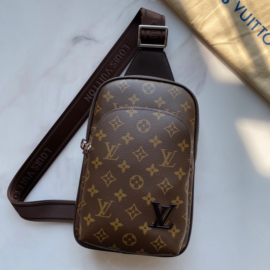 ,新款路易威登Lv胸包 进口台湾料配进口牛皮,顶级男士高端,原版皮。名师设计,资深裁缝✂️手感超赞👊上身