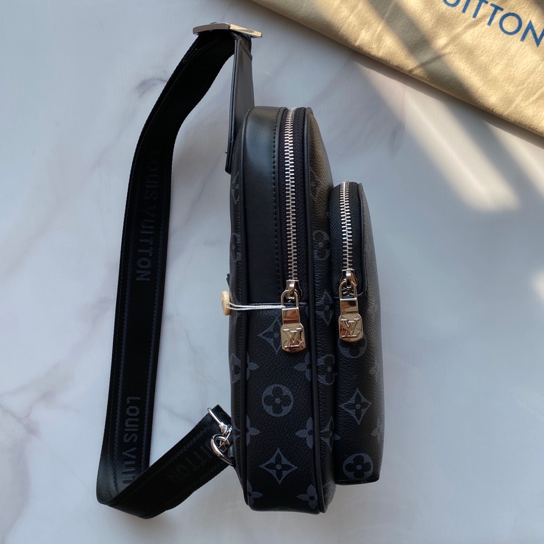 ,新款路易威登Lv胸包 进口台湾料配进口牛皮,顶级男士高端,原版皮。名师设计,资深裁缝✂️手感超赞👊上身