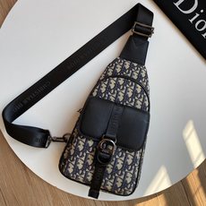 早春系列saddle马鞍包,强势推出!设计师首次操刀设计的第一季度,不但有ophidia复古老花帆布款,同时还有精美的小 早春系列saddle马鞍包,强势推出!设计师首次操刀设计的第一季度,不但有ophidia复古老花帆布款,同时还有精美的小