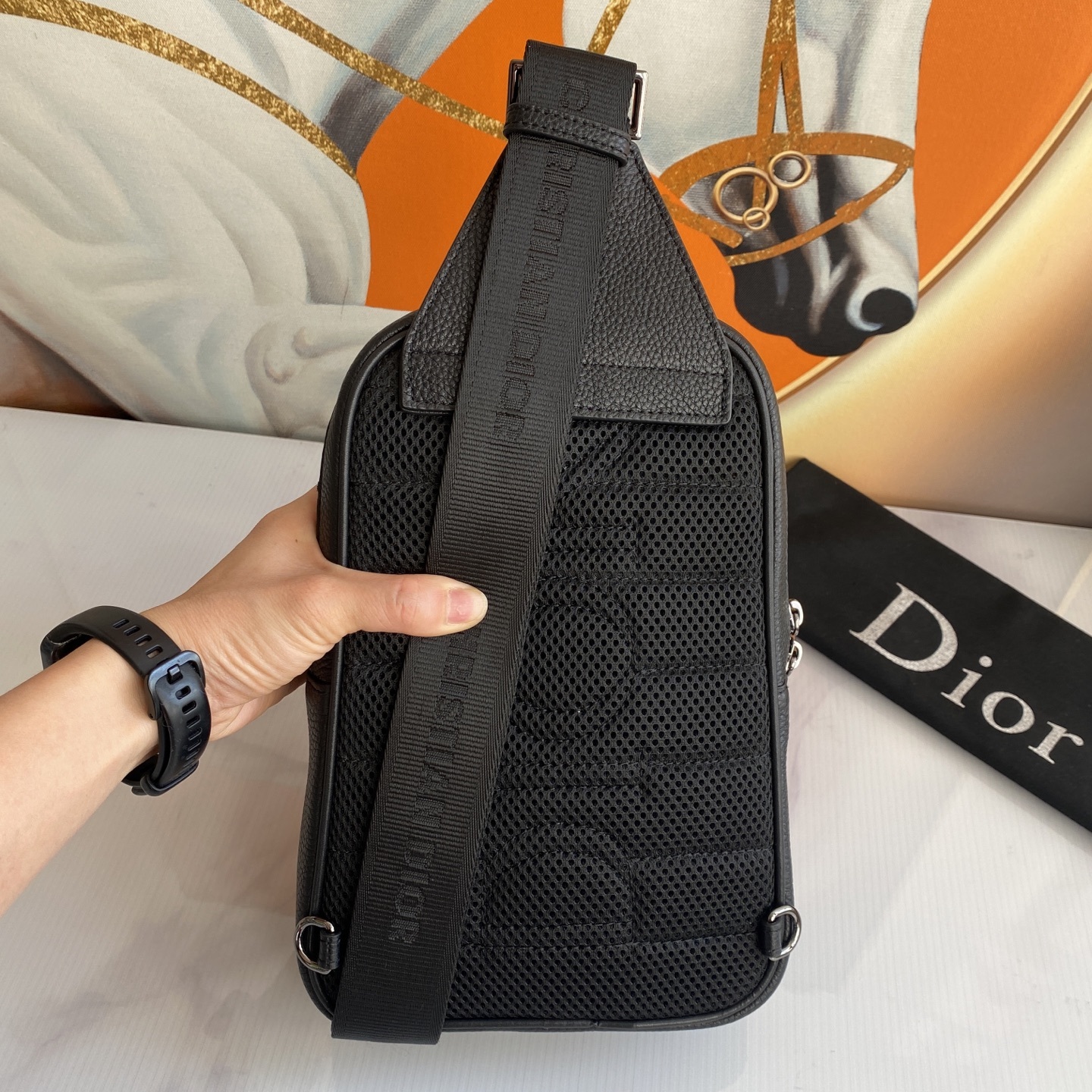 ,爆款来袭,这款Rider 2.0腰包是一款实用而现代的款式。采用进口原版牛压纹精心制作,饰以同色调粒面