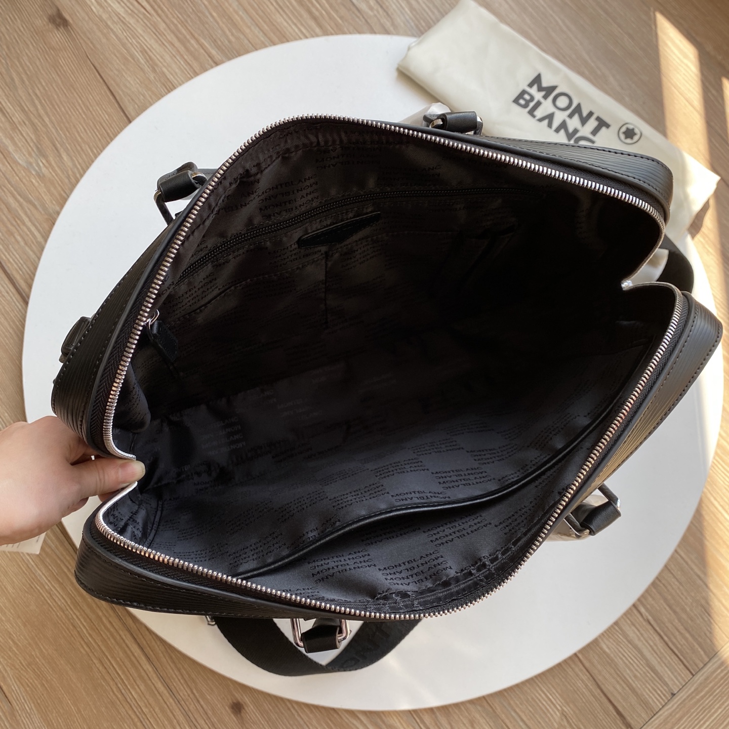 ，原单高品质，黑色专柜专用头层牛皮，万宝龙经典匠心系列秉承品牌的悠久传统，全系列包含丰富的大皮具和小皮具