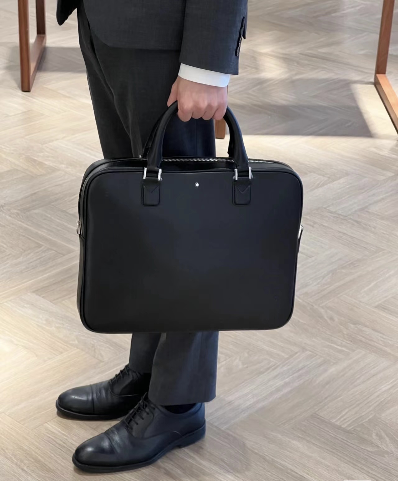 ，mont blanc 万宝龙-最新款男士公文包采用头层牛皮 皮质柔软高档 手感超赞简约设计足以彰显其奢